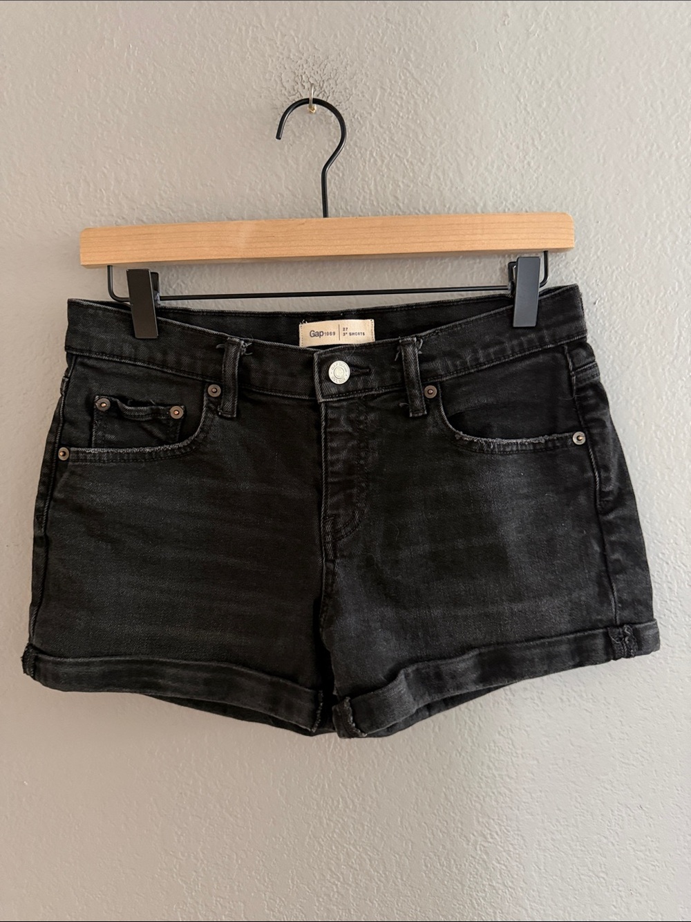 GAP 1969 Women’s Black Denim Jean Roll Cuff Shorts w/ 3” Inseam in Size 27
